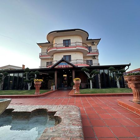 Drini Hotel Rrashbull Екстер'єр фото
