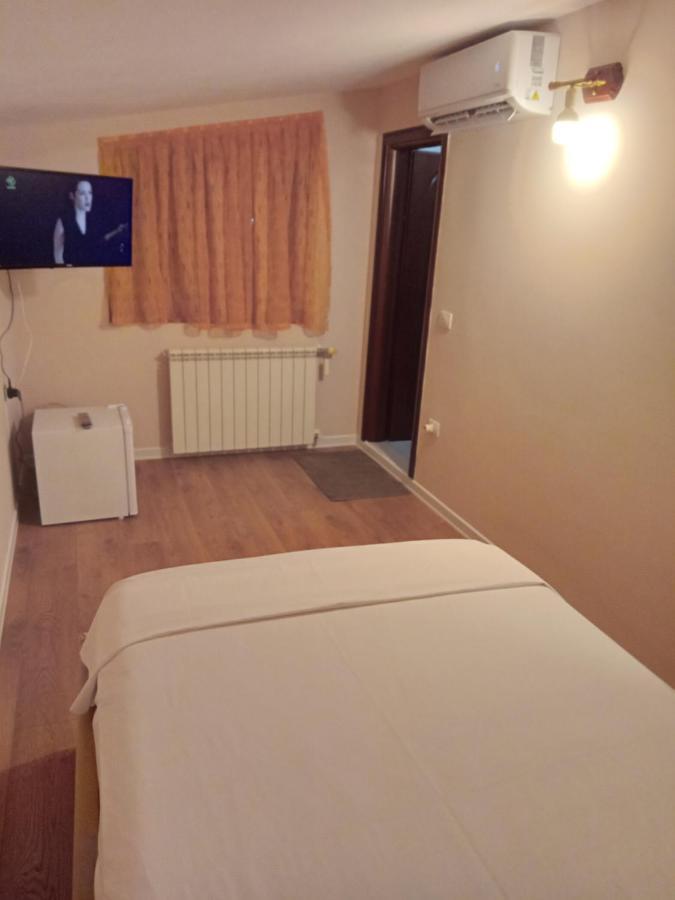 Drini Hotel Rrashbull Екстер'єр фото