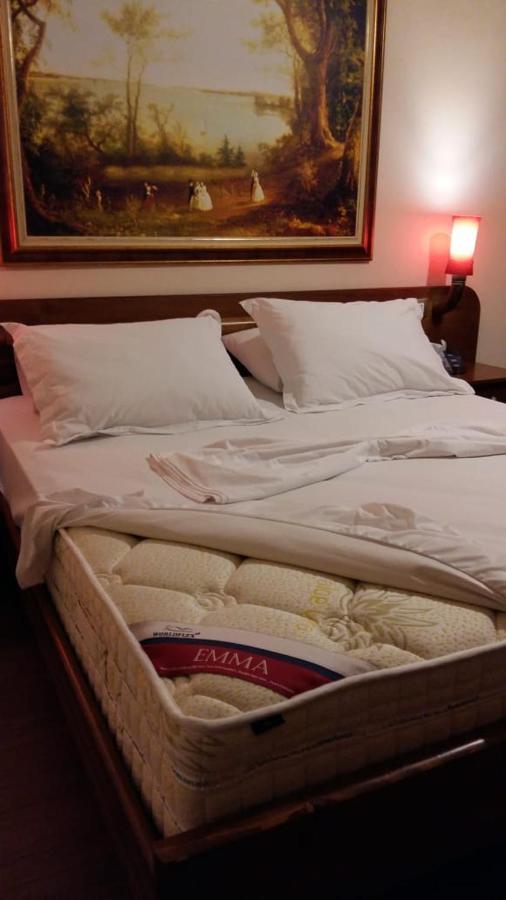 Drini Hotel Rrashbull Екстер'єр фото