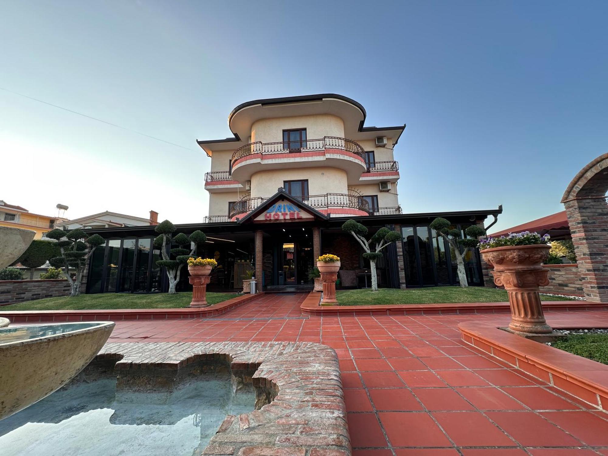 Drini Hotel Rrashbull Екстер'єр фото