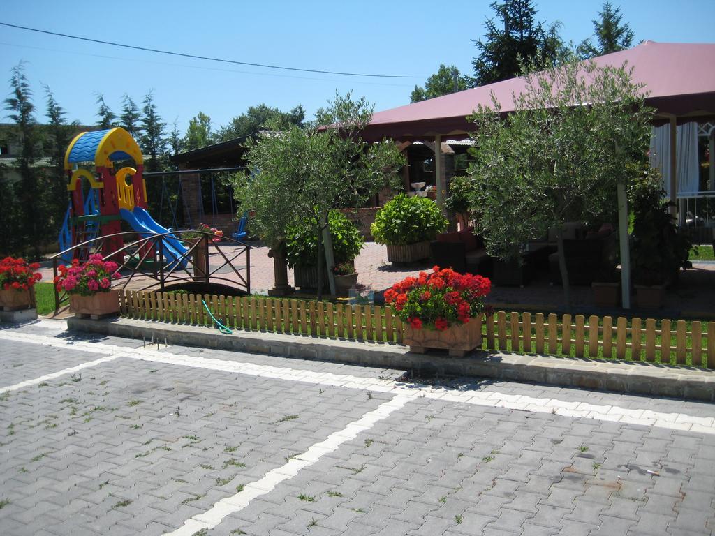 Drini Hotel Rrashbull Екстер'єр фото